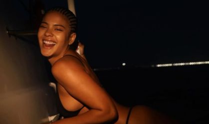 Bella Campos posa de biquíni em banho de mar noturno; veja fotos