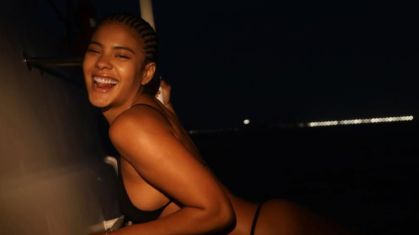 Bella Campos posa em alto mar em passeio noturno