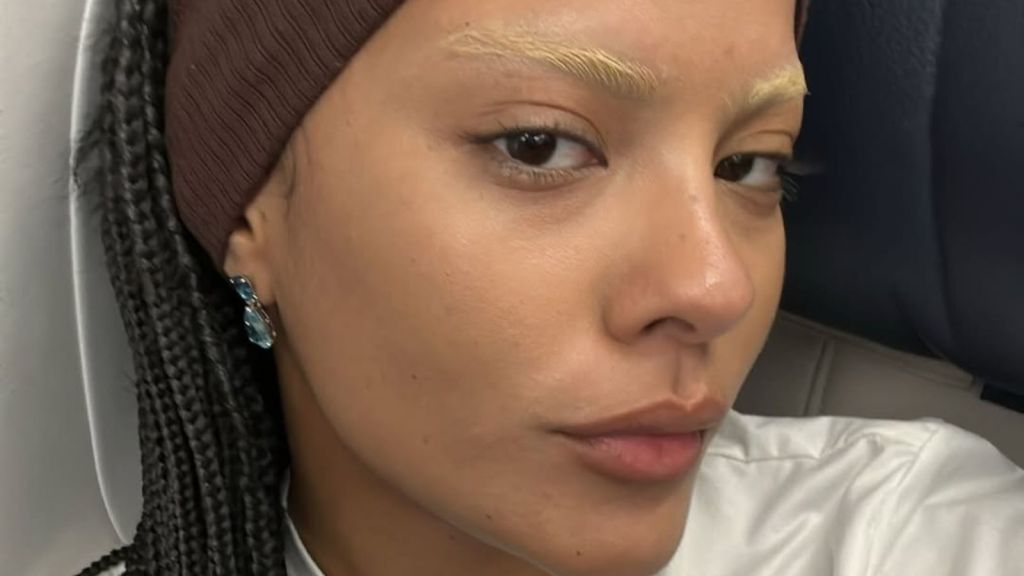 Bella Campos aderiu à tendência da sobrancelha descolorida