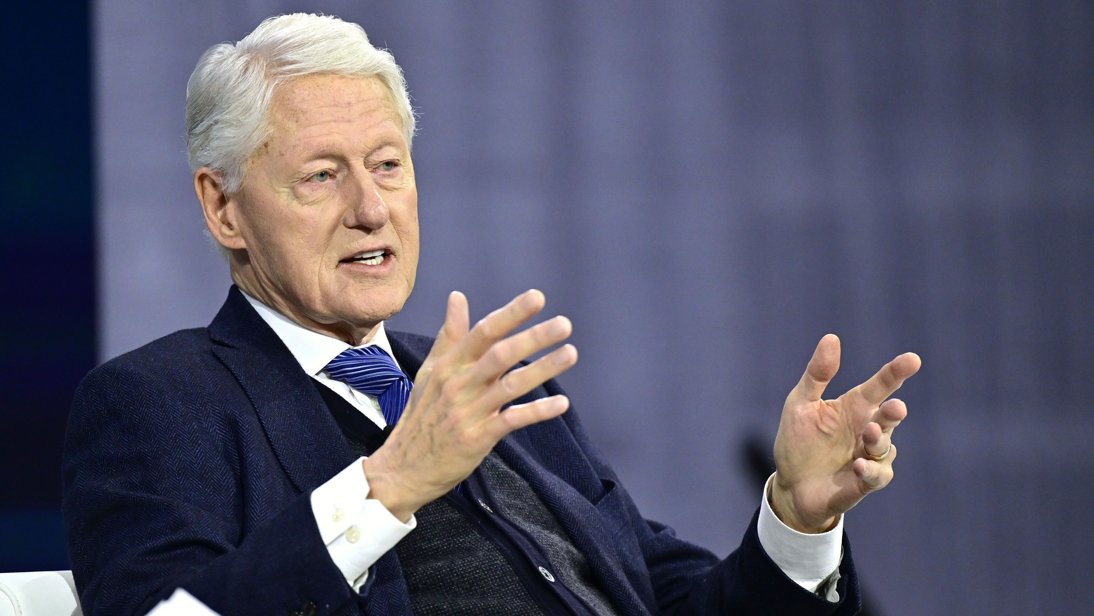 O ex-presidente Bill Clinton discursa no palco durante o The New York Times Dealbook Summit 2024 no Jazz at Lincoln Center em 4 de dezembro de 2024 na cidade de Nova York