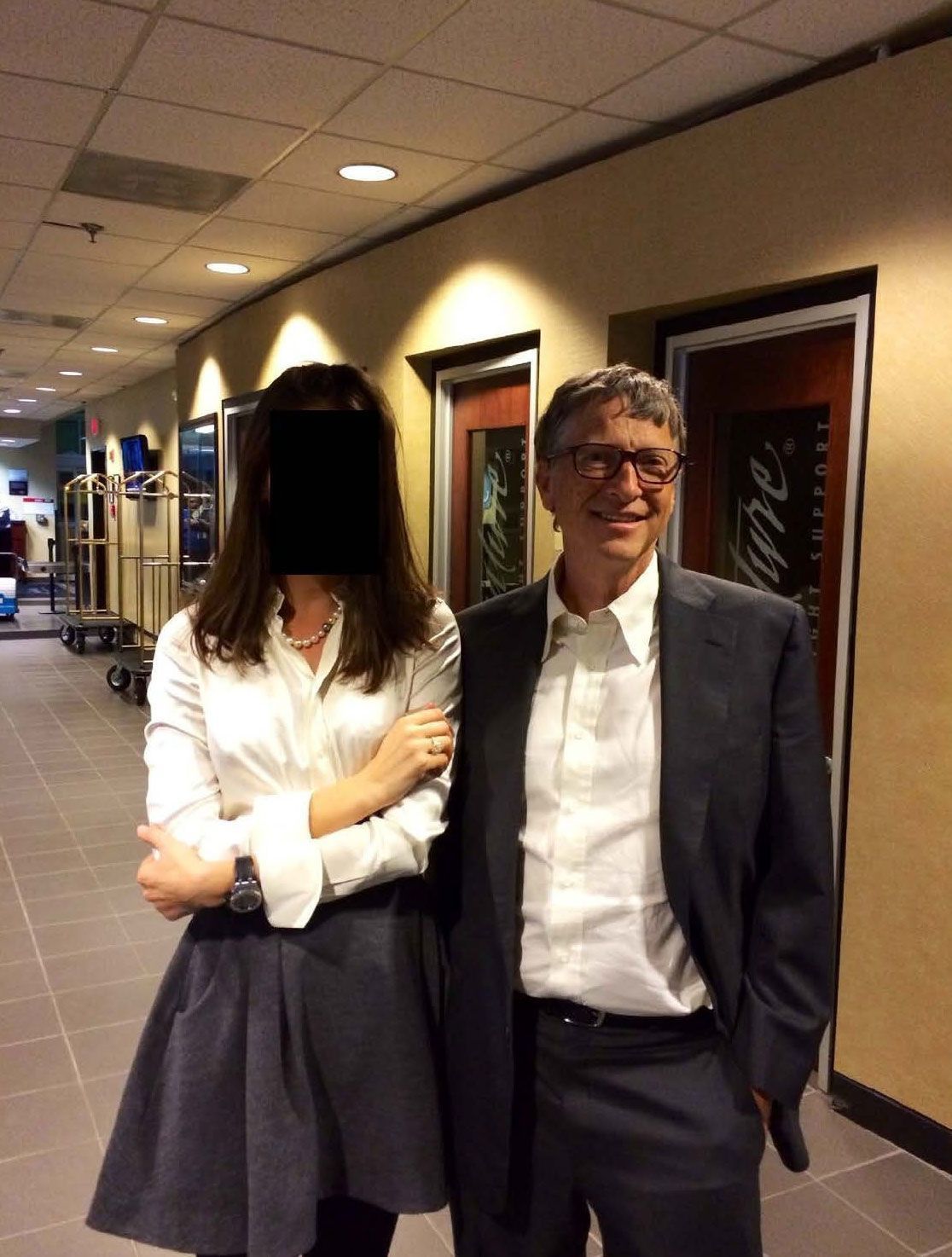 Bill Gates posa para uma fotografia com uma mulher cujo rosto foi ocultado, nesta imagem sem data divulgada pelos democratas do Comitê de Supervisão da Câmara na quinta-feira, 18 de dezembro. • Democratas do Comitê de Supervisão da Câmara, via CNN Newsource