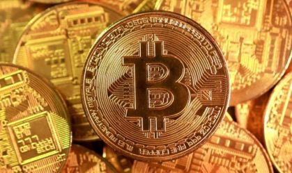 Bitcoin recua após recuperação, com mercado buscando tendências para o ano