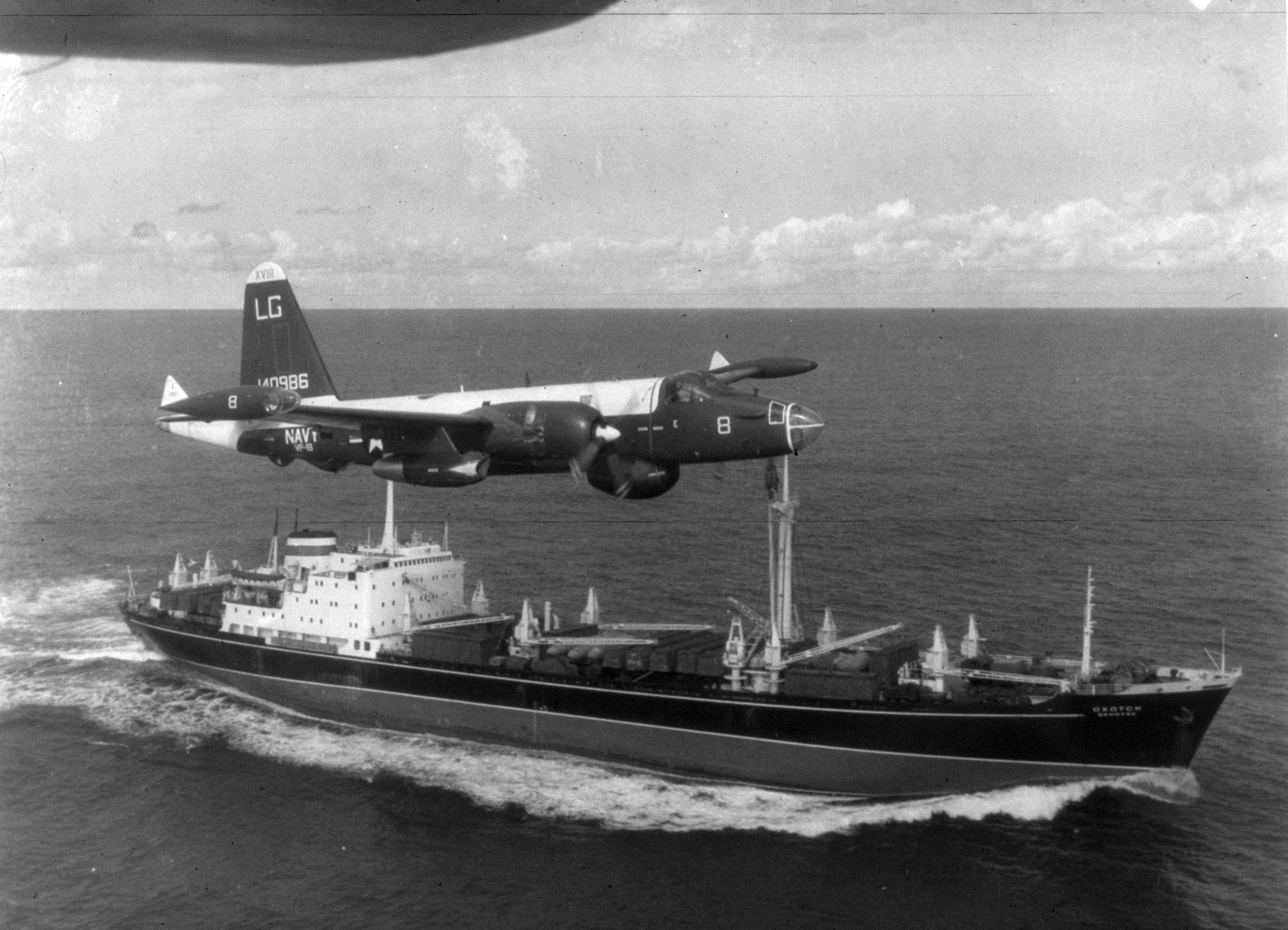 Um avião de patrulha P2V Neptune dos EUA sobrevoa um cargueiro soviético durante a crise dos mísseis de Cuba, nesta fotografia de 1962.