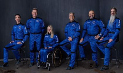 Missão da Blue Origin leva 1ª cadeirante ao espaço nesta quinta