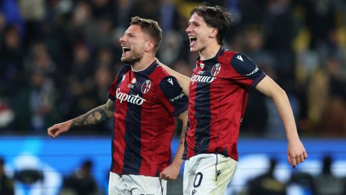 Jogadores do Bologna celebrando a classificação à final da Supercopa da Itália
