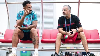 Danilo, zagueiro do Flamengo, conversa com José Boto, diretor de futebol