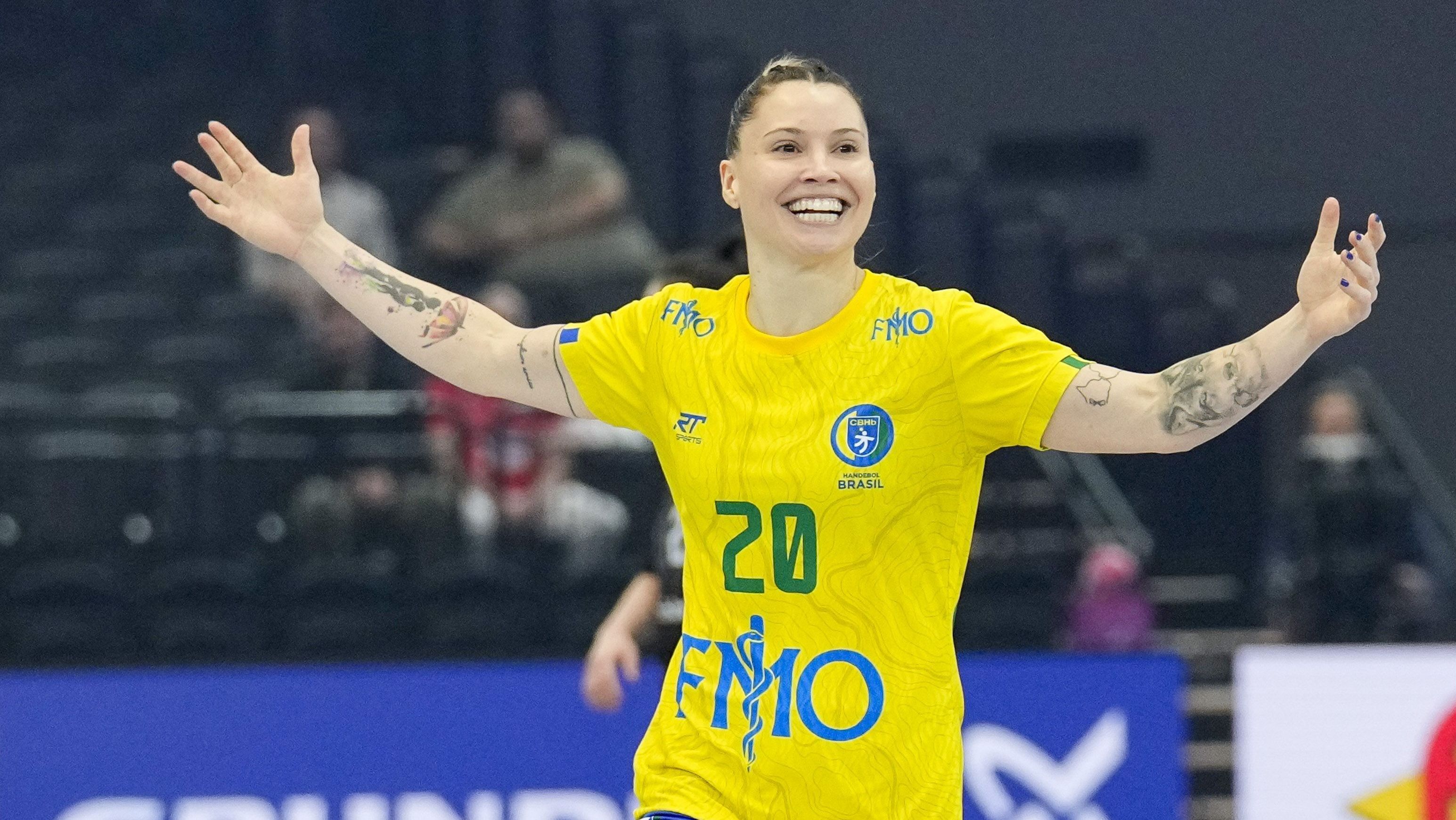 Larissa Araújo, do Brasil, comemorando uma vitória no Mundial Feminino de Handebol
