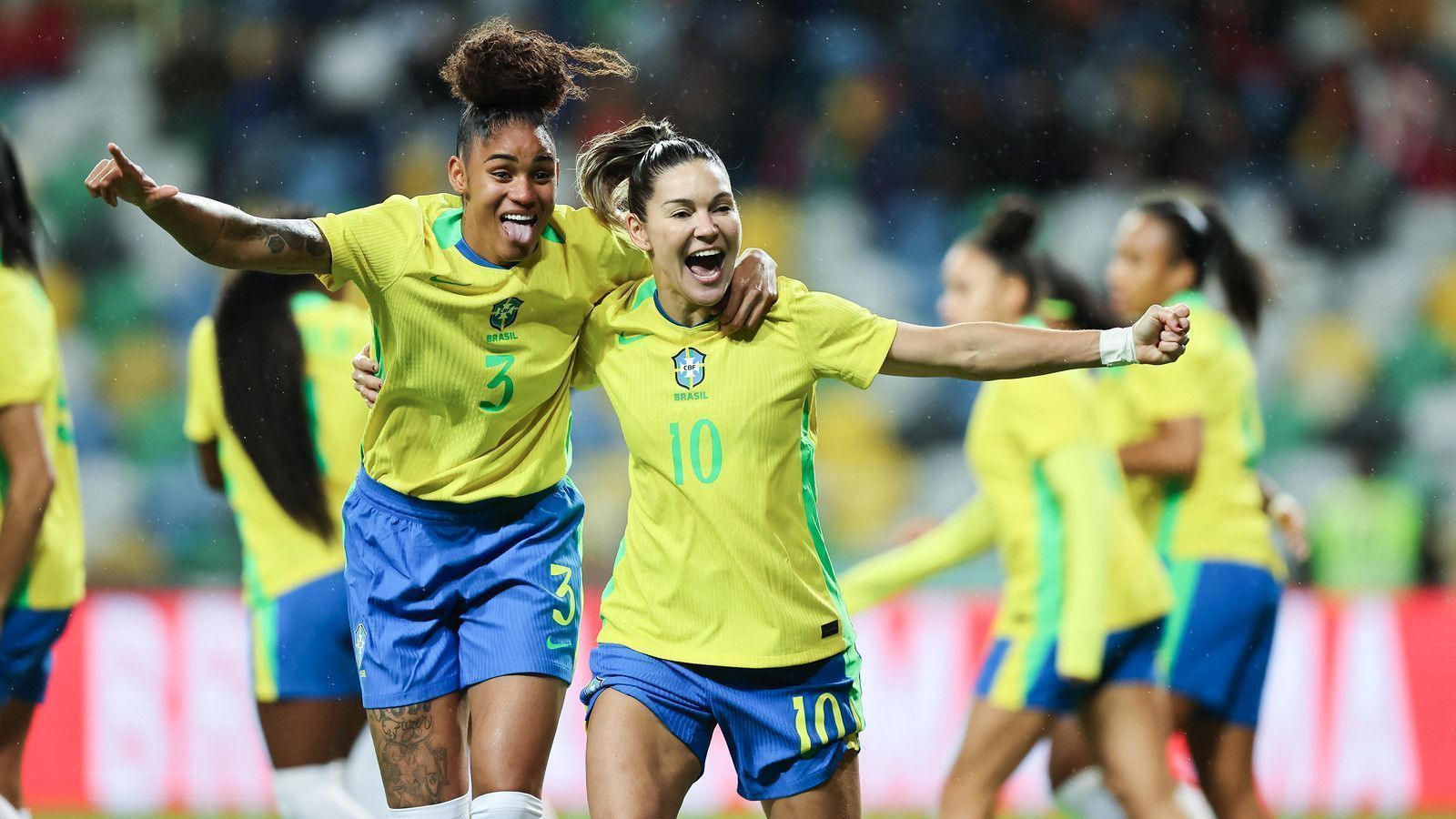 Jogadoras do Brasil comemorando um dos gols marcados no amistoso contra Portugal