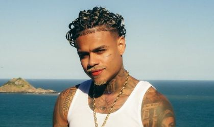 MC Cabelinho tatua nome de cantora para cobrir homenagem a Bella Campos