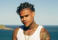 MC Cabelinho tatua nome de cantora para cobrir homenagem a Bella Campos