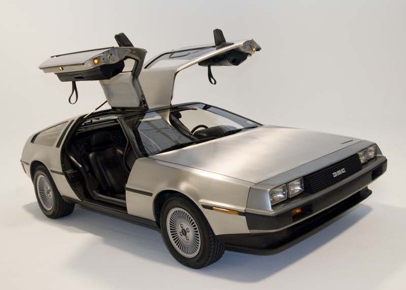 Carros que ultrapassaram as telas e viraram protagonistas do cinema: do DeLorean de De Volta para o Futuro é um exemplo.