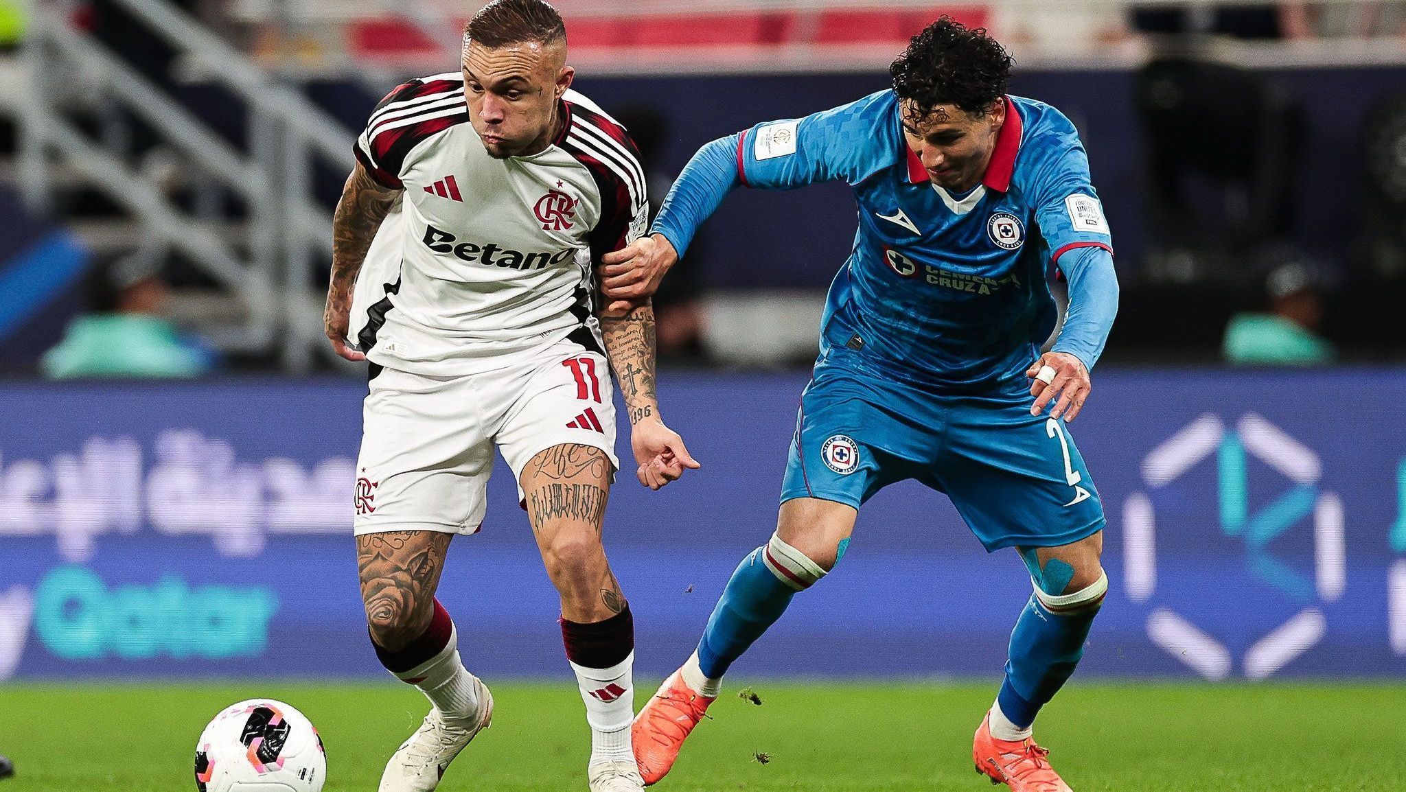 Cebolinha, do Flamengo, em ação contra o Cruz Azul pela Copa Intercontinental