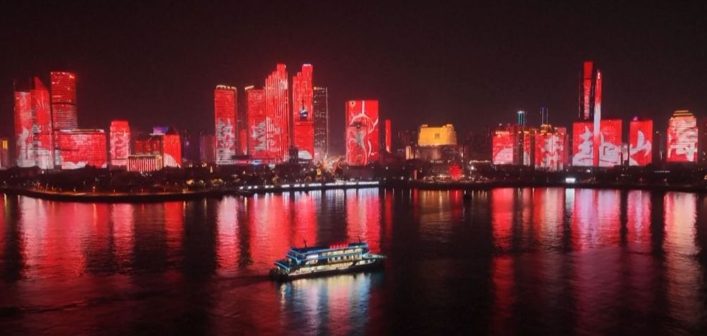 Prédios na Baía de Fushan, na China, são iluminados para o Ano Novo • China Central Television (CCTV)