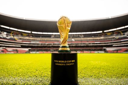 Estádio Azteca, que abre o Mundial 2026, com a taça da Copa do Mundo