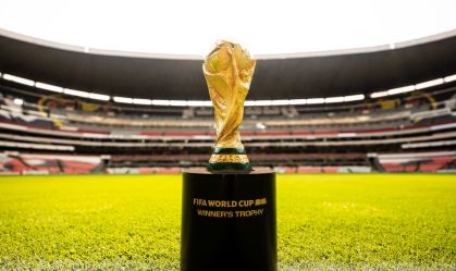 Estádio Azteca, que abre o Mundial 2026, com a taça da Copa do Mundo