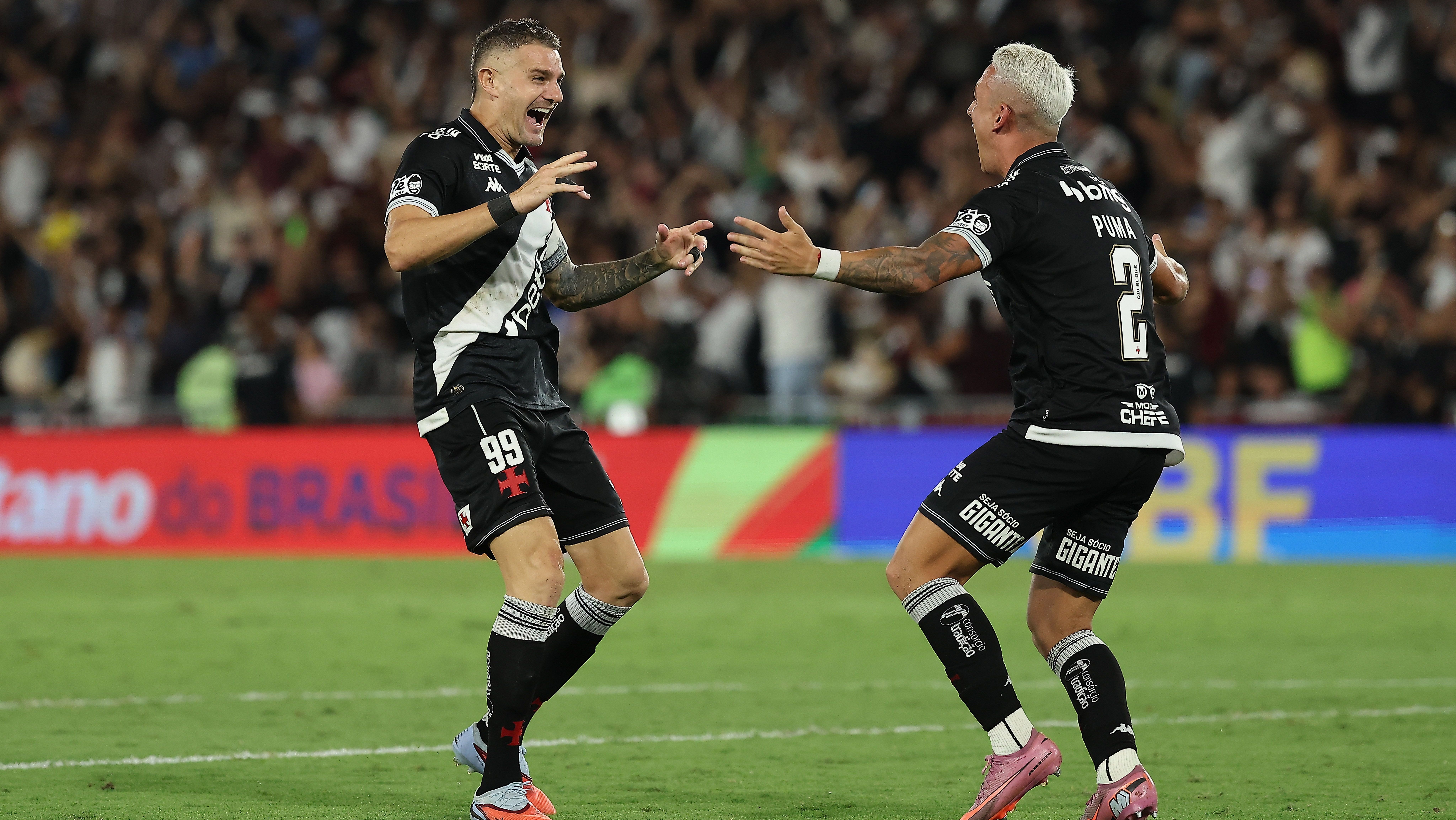 Pablo Vegetti e Puma Rodríguez, do Vasco, celebrando a classificação à final da Copa do Brasil