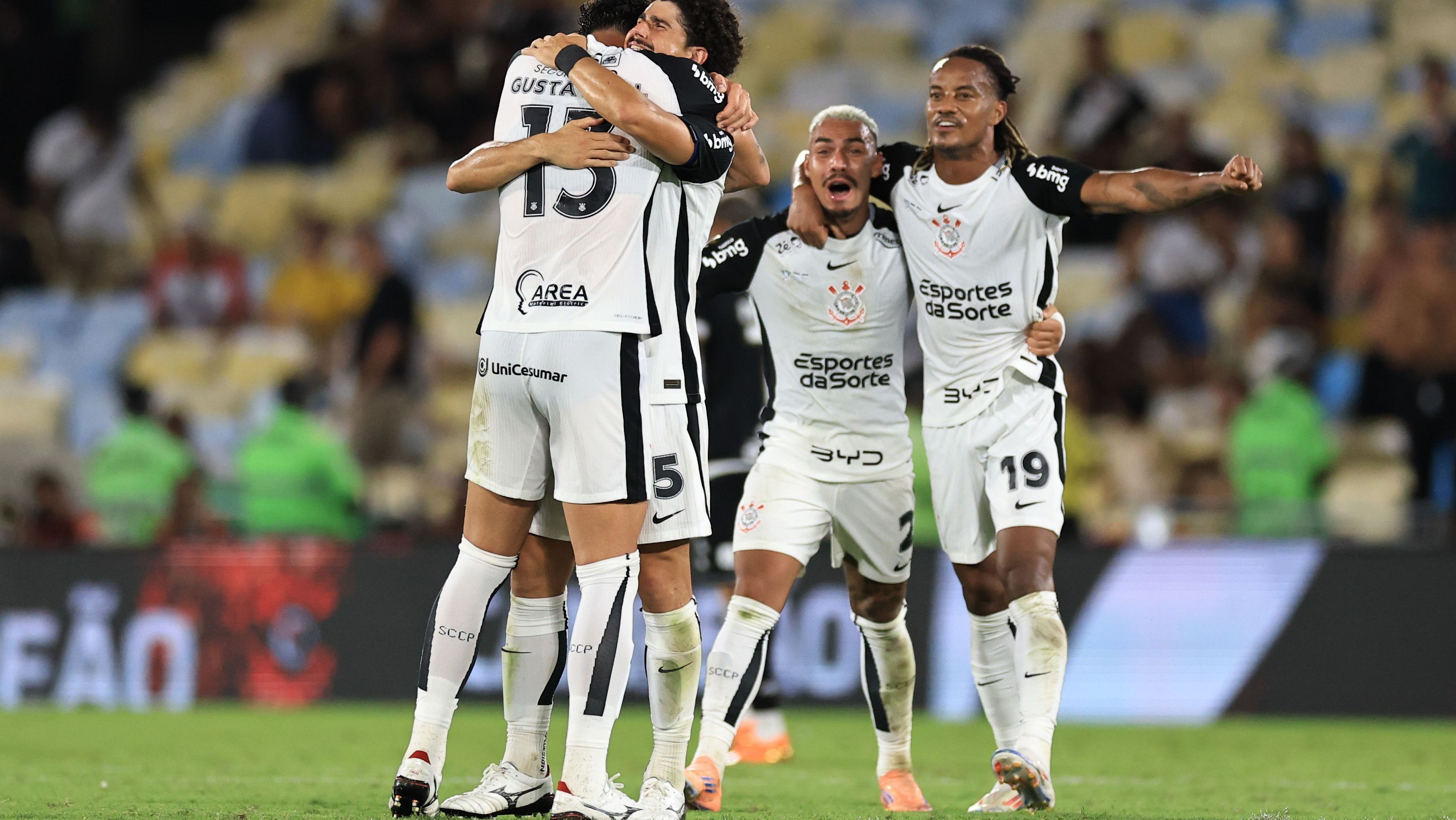 Jogadores do Corinthians celebram após o apito final no Maracanã