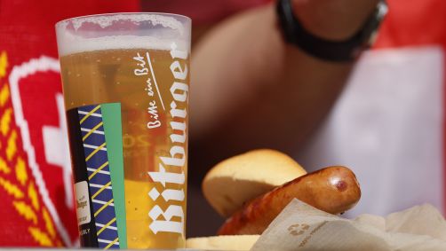 Salsichão com cerveja é combinação típica nos estádios da Alemanha