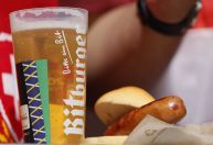 Salsichão e cerveja: quanto custa comer e beber em um jogo da Bundesliga?