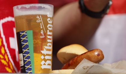 Salsichão e cerveja: quanto custa comer e beber em um jogo da Bundesliga?