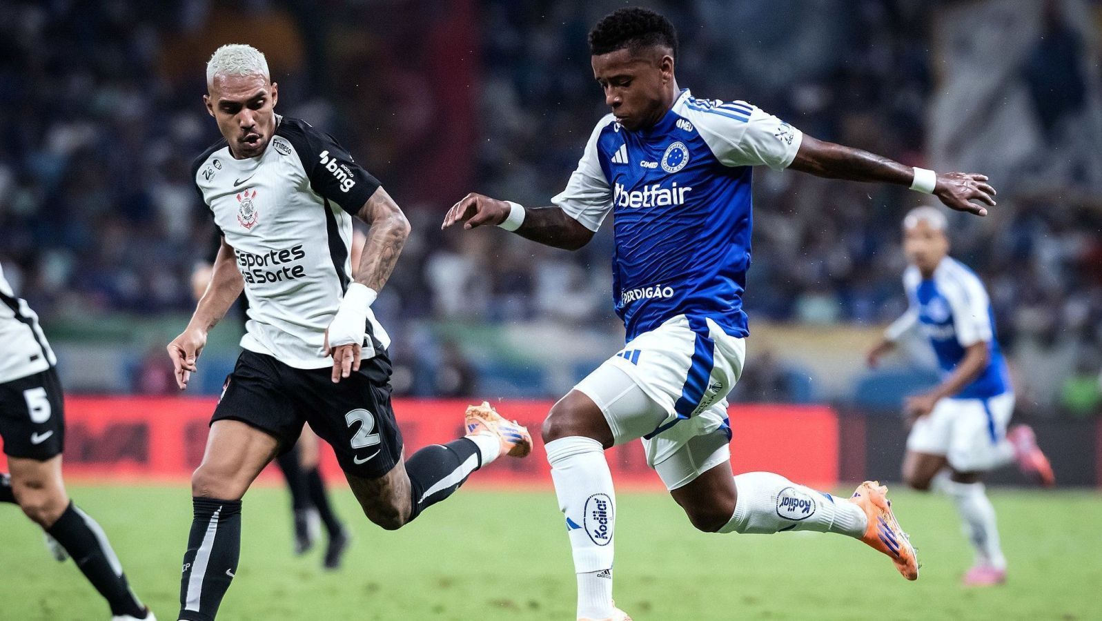Atacante leva cartão no intervalo após reclamar de Daronco e gera tensão em Cruzeiro x Corinthians