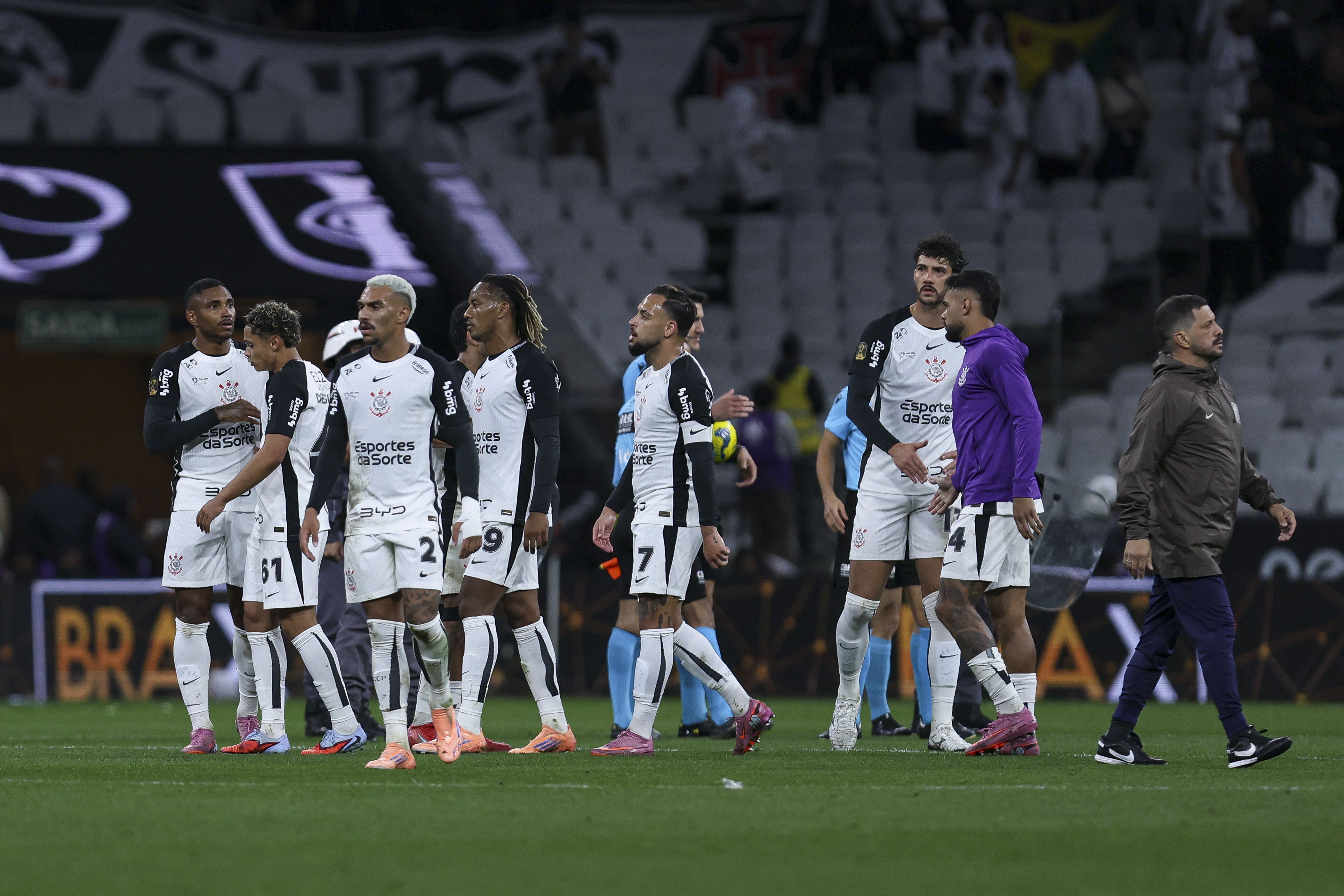 Jogadores do Corinthians deixam o gramado após o empate com Vasco na Neo Química Arena