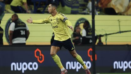 Cristiano Ronaldo comemora um de seus dois gols na vitória do Al-Nassr sobre o Al Okhdood