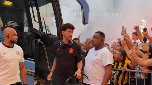 Elenco do Corinthians foi recebido com festa no Rio de Janeiro para a final da Copa do Brasil contra o Vasco