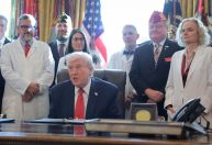 Trump assina decreto para flexibilizar restrições à maconha nos EUA