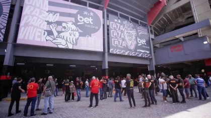 Movimentação na Ilha do Retiro durante o dia de votação para presidente do Sport