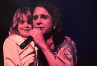 Kelly Osbourne homenageia pai na data que faria 77 anos