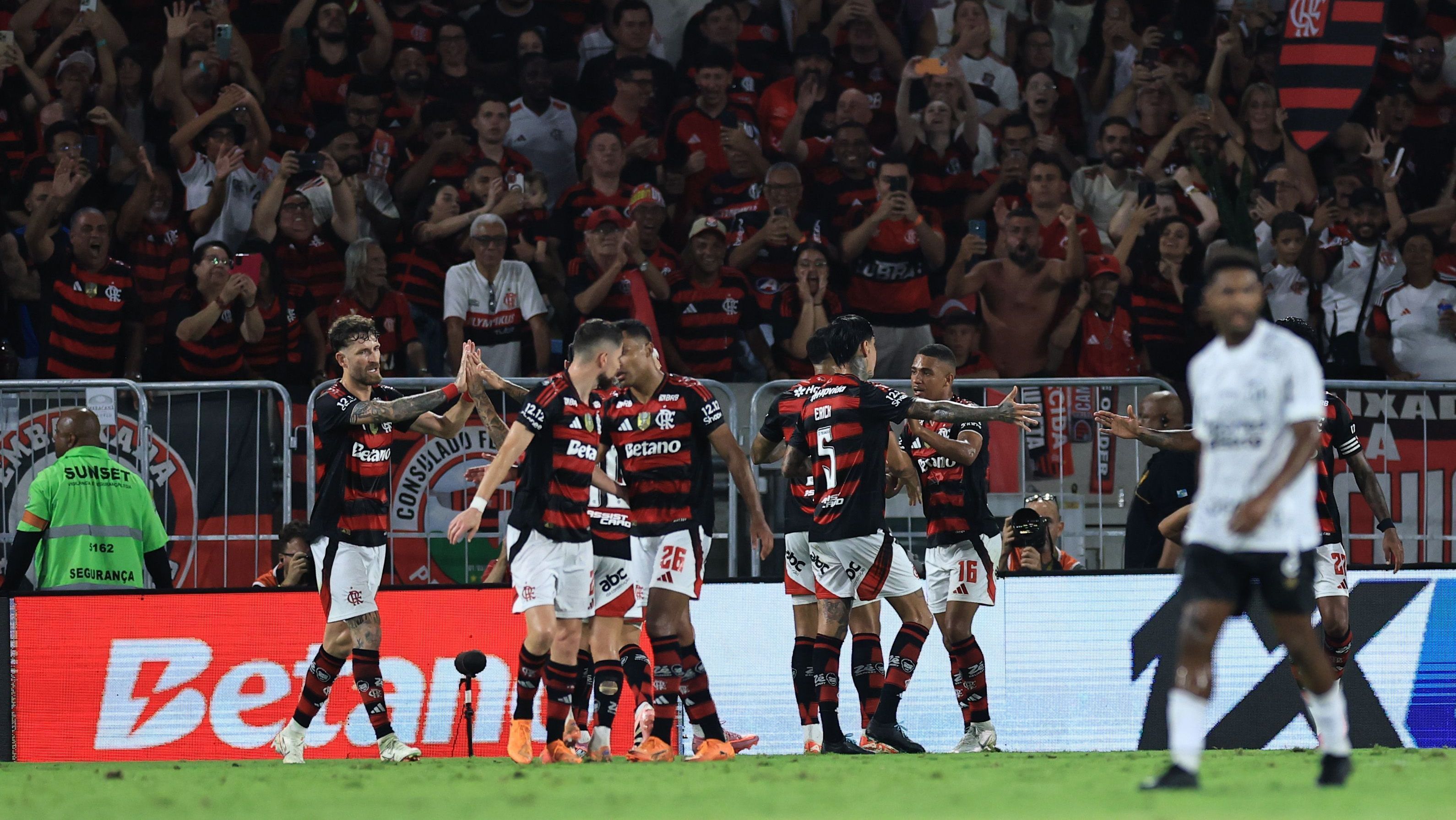 Jogadores do Flamengo comemorando o gol sobre o Ceará, em duelo válido pela 37ª rodada do Brasileirão