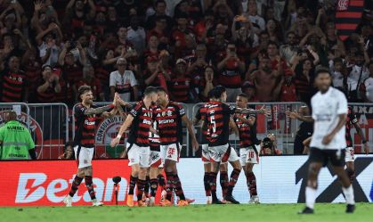 Jogadores do Flamengo comemorando o gol sobre o Ceará, em duelo válido pela 37ª rodada do Brasileirão
