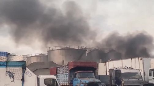 Fumaça sobe no porto de Mukalla, no Iêmen, após ataque da coalizão liderada pela Arábia Saudita contra carregamentos militares