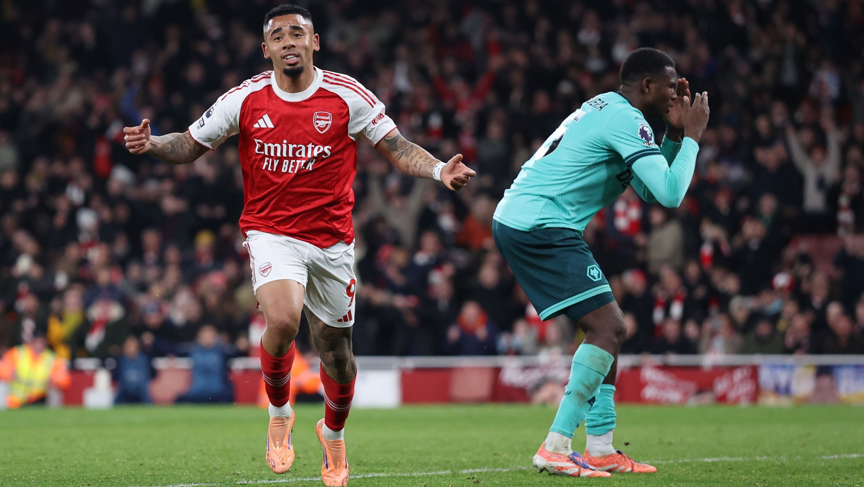 Gabriel Jesus comemora enquanto Yerson Mosquera lamenta o gol contra que deu a vitória do Arsenal sobre o Wolverhampton
