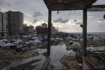 Palestinos lutam para sobreviver em condições precárias, com o frio danificando suas tendas em meio a ataques israelenses na Cidade de Gaza, Gaza, em 12 de dezembro de 2025.