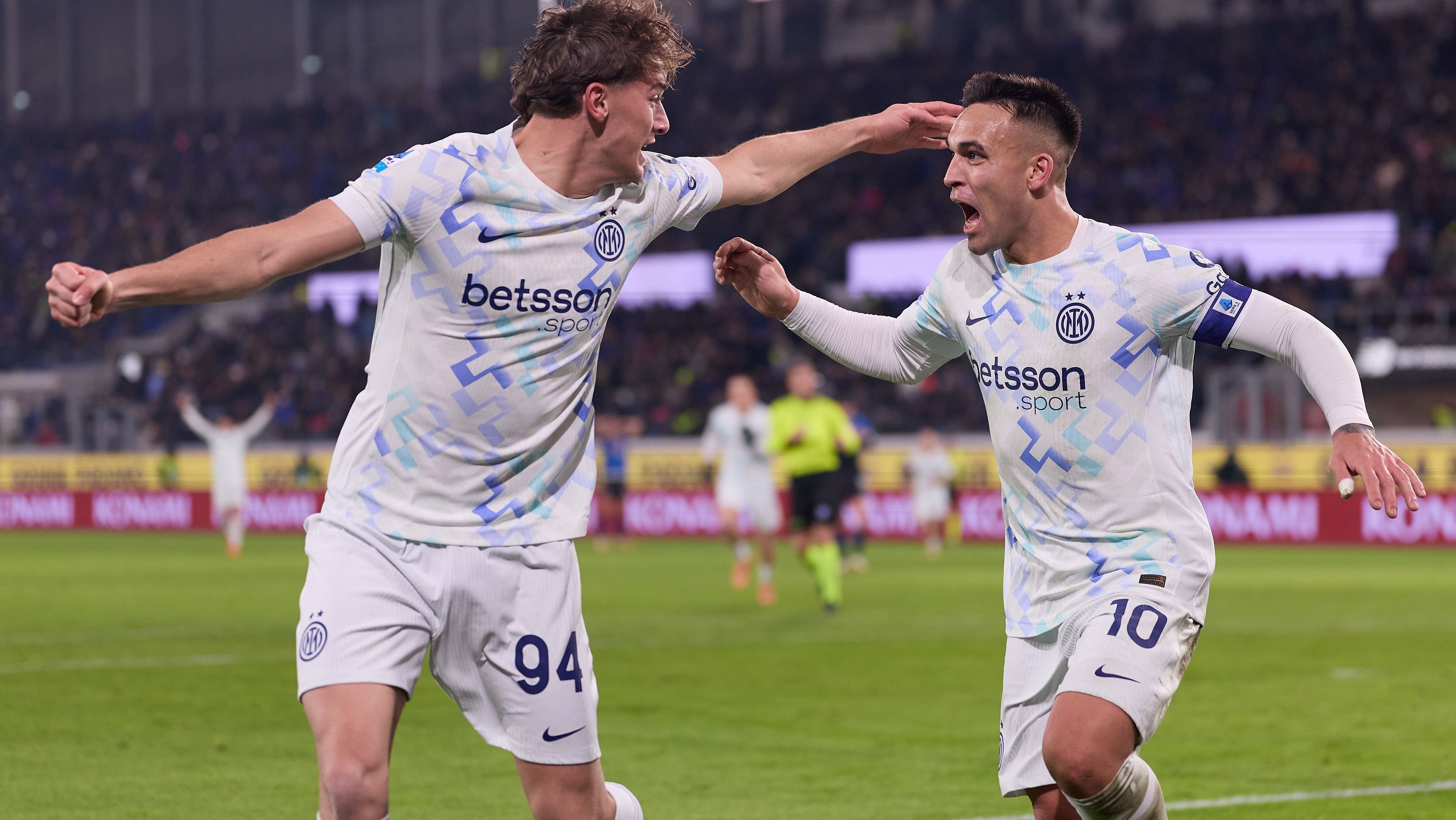Lautaro Martínez comemora com Pio Esposito o gol da vitória da Inter de Milão sobre a Atalanta