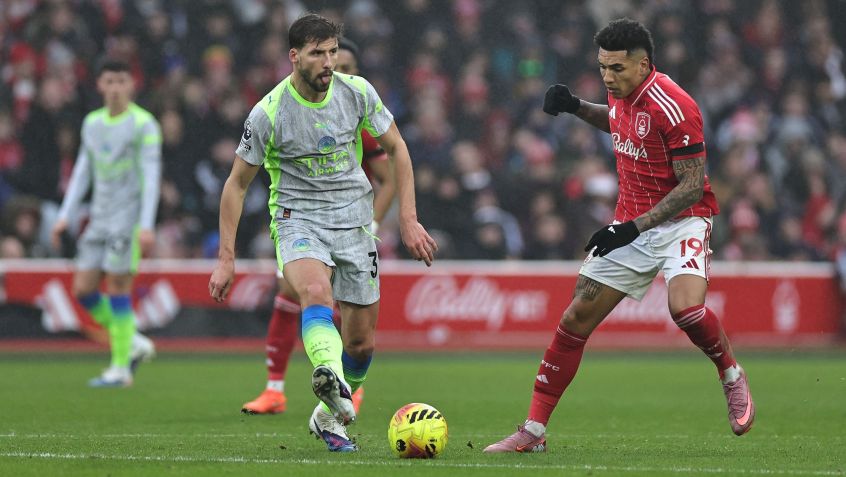 Ruben Dias disputa jogada com Igor Jesus • Foto: James Holyoak/MB Media/Getty Images