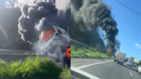 Caminhão carregado de madeira pega fogo em Minas Gerais
