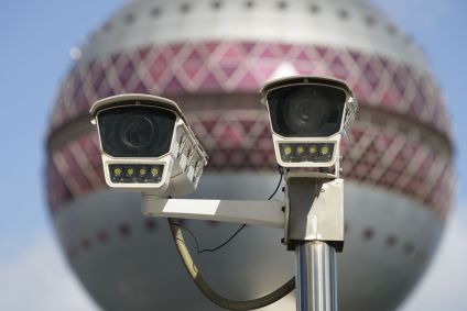 Câmeras de vigilância são vistas em um poste próximo à Torre Pérola Oriental em Xangai, China, em 5 de novembro de 2024