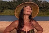 Solteira, Ivete Sangalo posa na Bahia: "Tá difícil sem você"