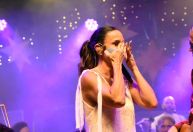 Recém-separada, Ivete Sangalo se emociona ao cantar música romântica; veja