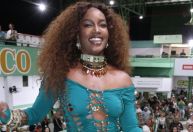 Iza usa macacão recortado em ensaio da Imperatriz; veja fotos