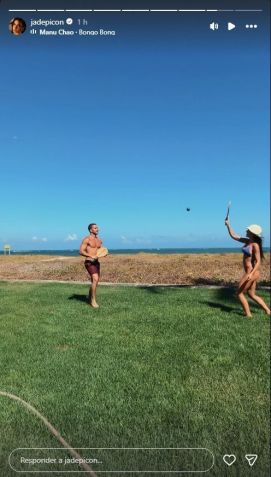 Jade Picon e André Lamoglia jogam frescobol • Instagram/Jade Picon