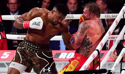 Com soco no queixo, Jake Paul é nocauteado em evento de boxe; veja