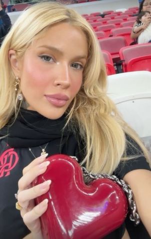 Karoline Lima posou com amuleto da sorte em jogo do Flamengo • Instagram/Karoline Lima