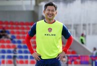 Aos 58 anos, ex-Santos assina com novo clube: "Paixão pelo futebol"