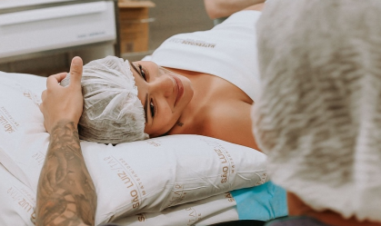 Ex-BBB Key Alves mostra rosto da filha pela primeira vez; veja