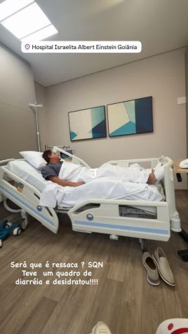 Cantor Leonardo deitado em cama de hospital • Instagram / Poliana Rocha