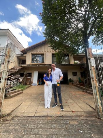 Li Martins e JP Mantovani em frente à casa que a cantora deseja terminar de construir • Reprodução/Instagram